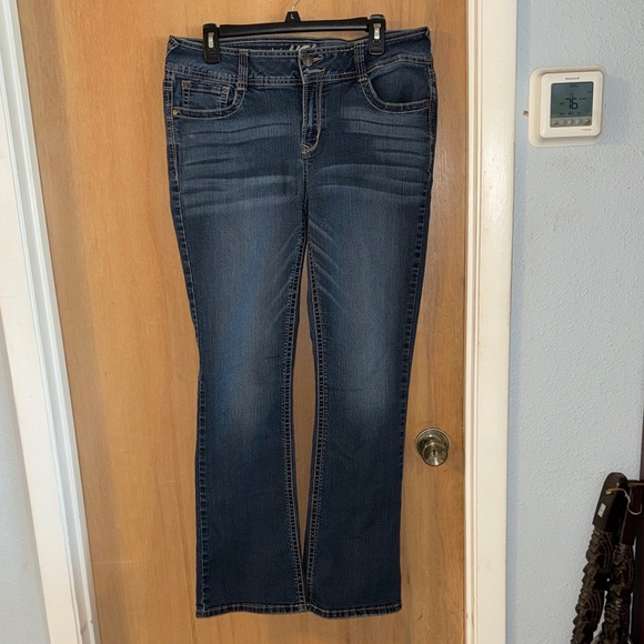Wallflower Denim - Wallflower Dark Blue Mid-rise Bootcut Jeans Women's Size 15
Button Pockets